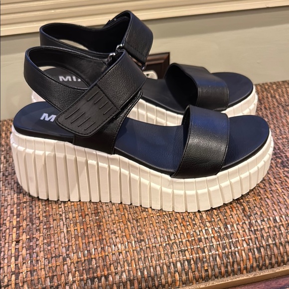 Stylish Black Platform Sandals - Picture 2 of 6